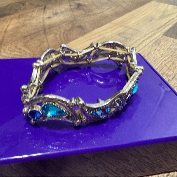 ✨ Vintage-Inspired Silver & Blue Gem Bracelet ✨ - Picture 2 of 5